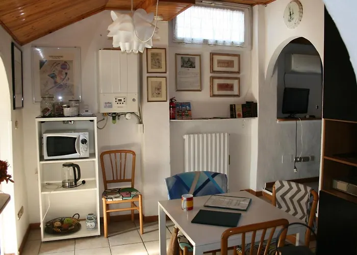 Incantevole Sui Tetti Di 볼로냐